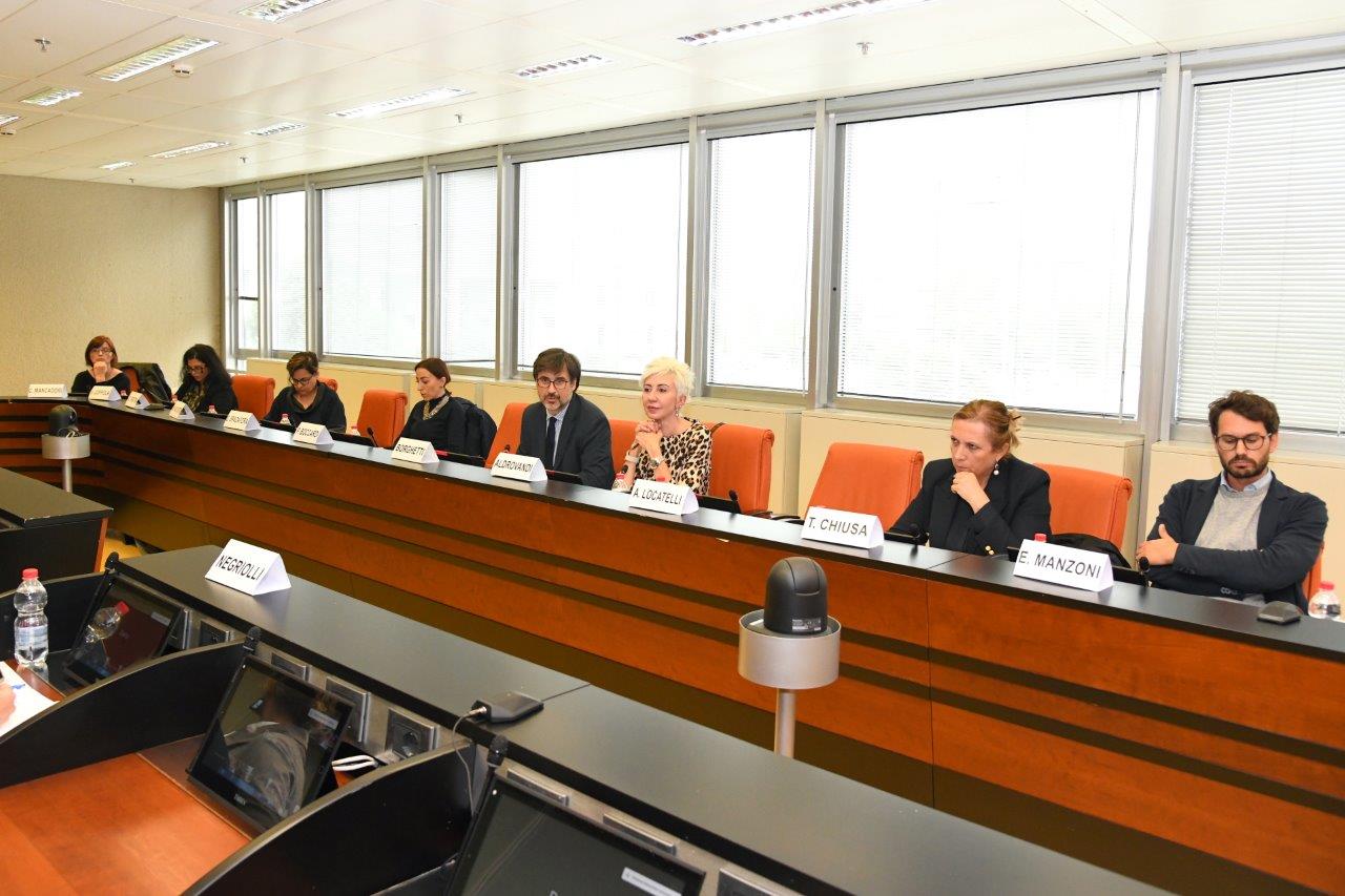 foto dei partecipanti alla riunione di insediamento tra cui la Garante Elisabetta Aldrovandi e il vice presidente del Consiglio regionale Carlo Borghetti